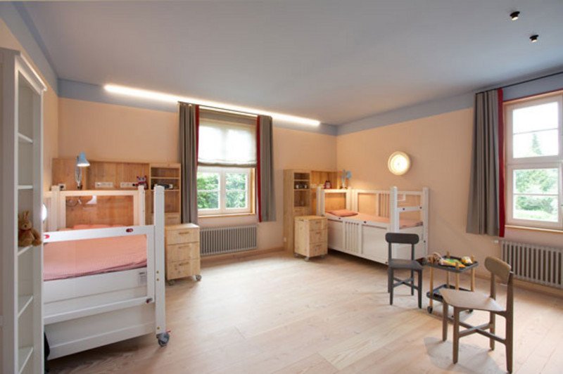 Ein helles und weitläufiges Zimmer mit zwei Betten 