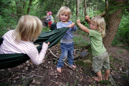 Bau einer Hängematte: Kinder spielen im Wald