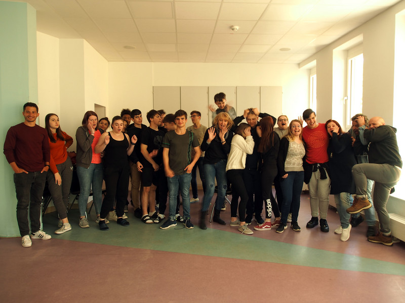 Abschlussfoto aller teilnehmenden Schüler und Schauspieler beim Theaterworkshop