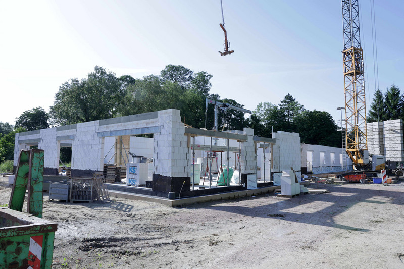 Baustelle mit Kran