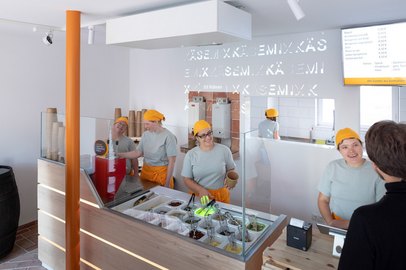 Das Team in Aktion während ein Kunde sein Essen bestellt