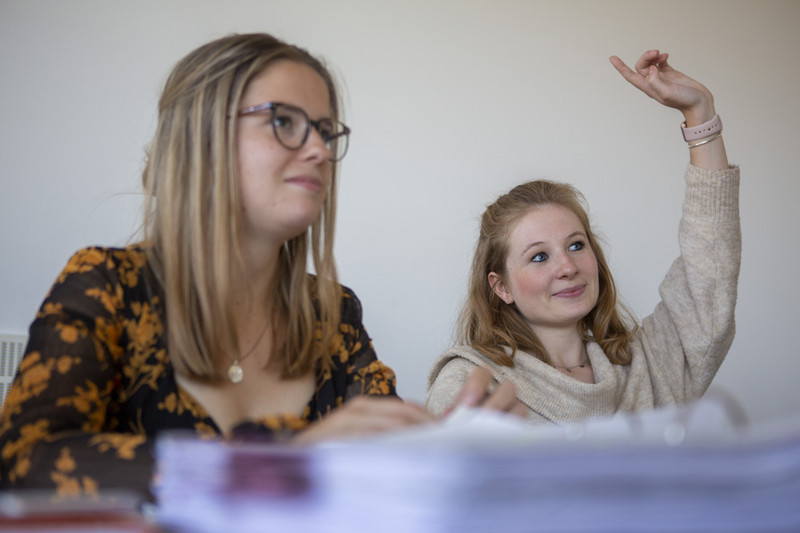 Zwei Studentinnen während der Vorlesung