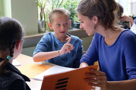 Lehrerin mit Schüler im Gespräch