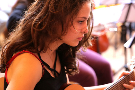Eine Jugendliche spielt Gitarre