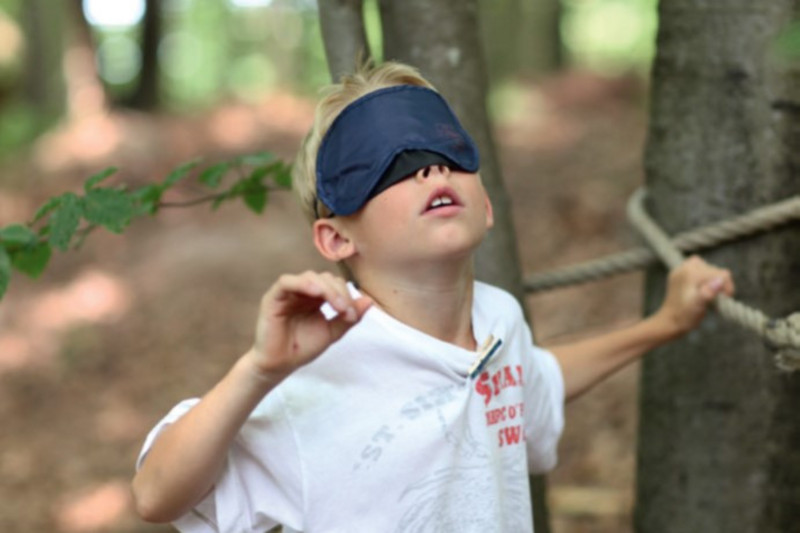 Junge mit Augenbinde