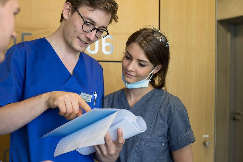 Foto: A. Kramer Zwei junge Zahnärzte im Gespräch