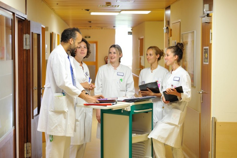Angehende ÄrztInnen bei der Patientenbesprechung
