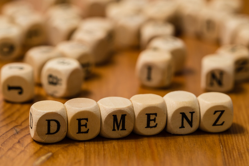 Buchstabenwürfel, die das Wort Demenz formen