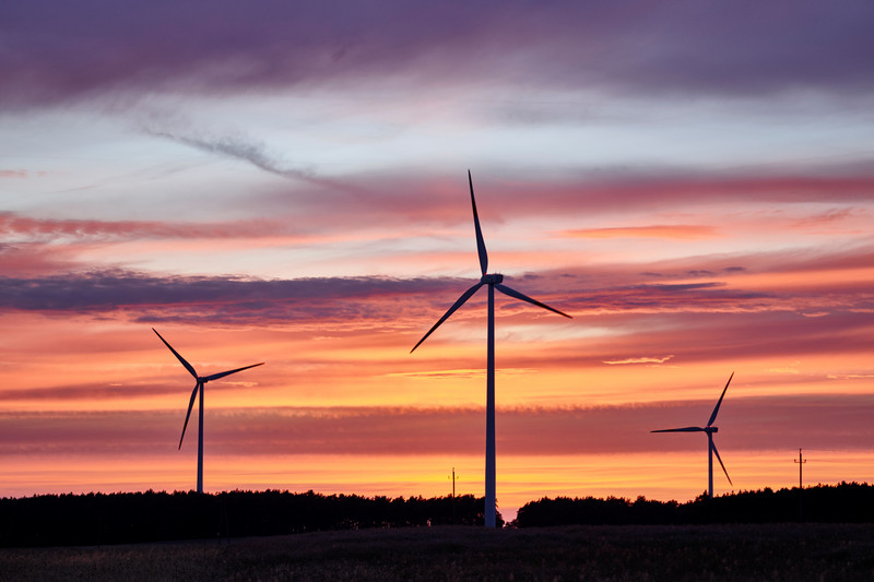 Windkarftwerke im Sonnenuntergang
