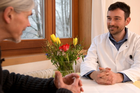 Arzt im Patientengespräch