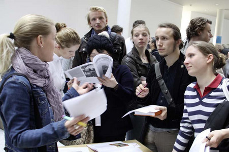 Youths at information day "Market of Possibilities" at University of Witten-Herdecke