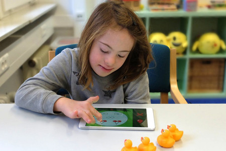 Ein Mädchen lernt an einem Tablet mit der App Mathildr