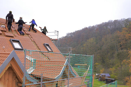 Teamarbeit beim Dachdecken