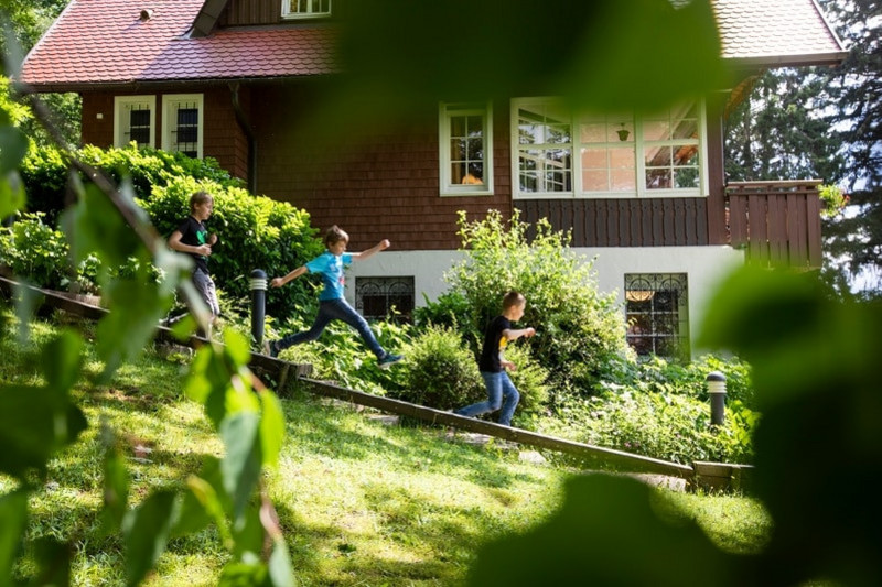 Kinder beim Spielen auf dem Osterhof