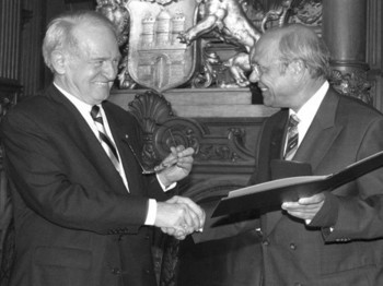 Peter Schnell with the gold medal of the Association of German Foundations