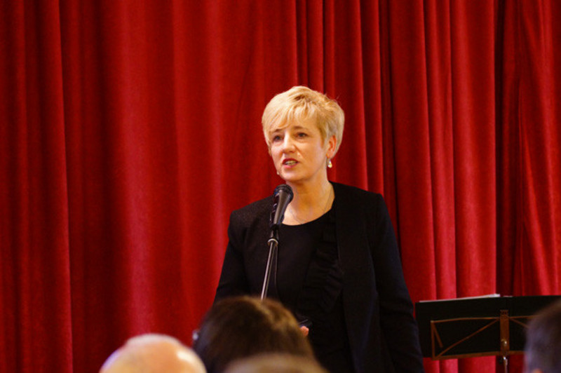 Urszula Sroka, Vorstandsmitglied der Stanisław Karłowski-Stiftung und Leiterin der Sozialtherapie bei ihrer Rede auf der Bühne