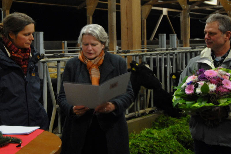 Preisträger feiern mit Festrede, Urkunde und Blumenstrauss im Kuhstall