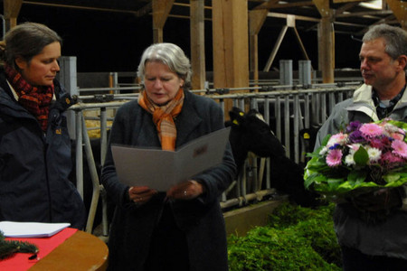Prizewinners celebrate with a speech, a certificate and a bunch of flowers in the stable