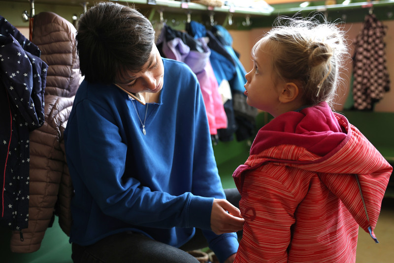 Pädagogin mit Mädchen in der Gaderobe