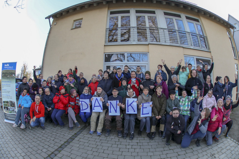 Das Heydenmuehlen Team bedankt sich mit einem Gruppenfoto für die Spendenaktion 