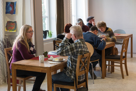 Menschen sitzen an Tischen im Café Zwischenraum
