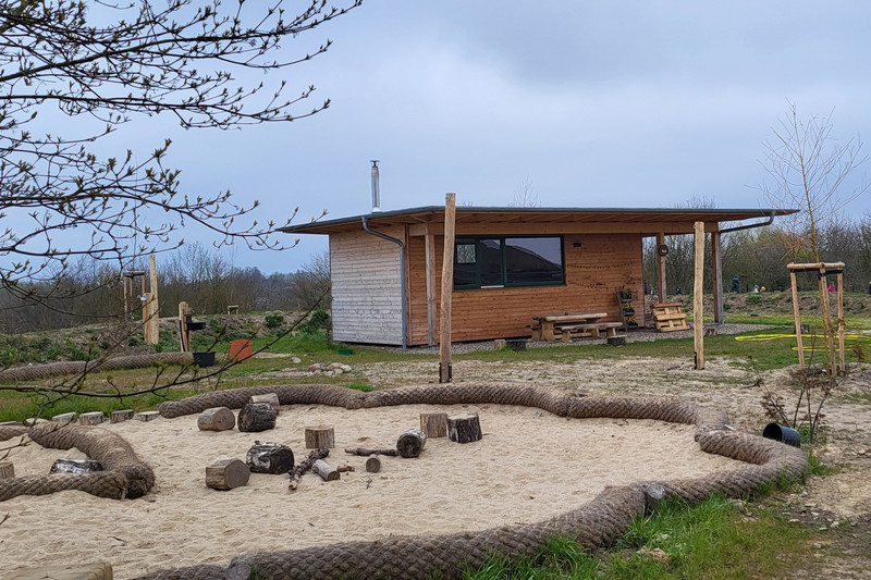 Sandkasten mit Hütte
