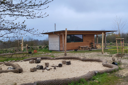 Sandkasten mit Hütte