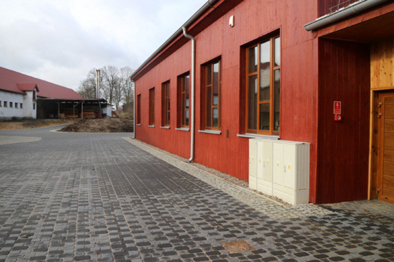 Eines der neuen Holzgebäude mit roter Fassade