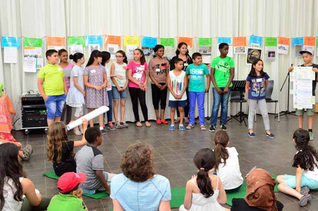 Pupils of Diesterweg-Stipendium while their presentation at the closing ceremony