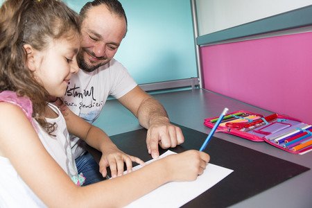 Vater und Tochter machen Hausaufgaben