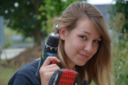 Mädchen mit Akkuschrauber in der Hand