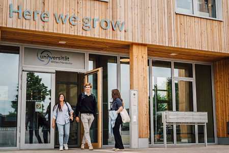 Die Mission der Universität Witten/Herdecke steht in großen Lettern über dem Eingang: Here we grow