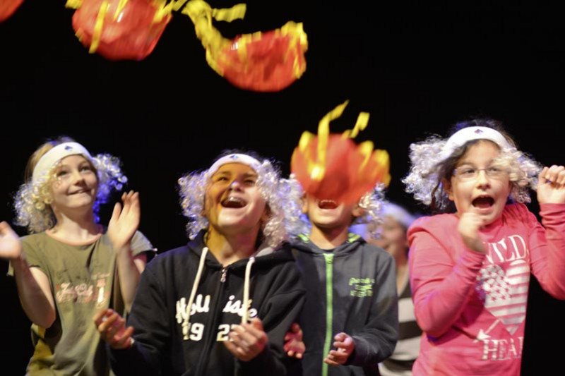 Kinder beim Theaterspiel auf einer Bühne